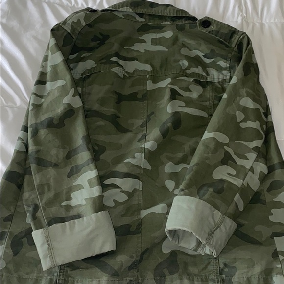 Camo jacket in great condition! Size small - Picture 7 of 7